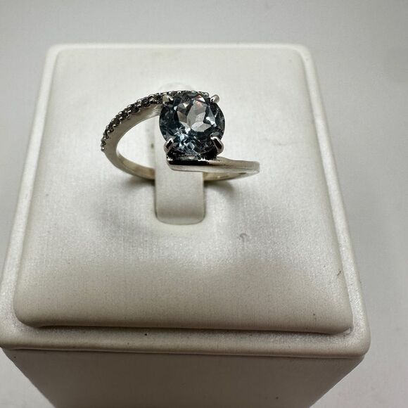 NWOT 4mm light blue topaz, round cut w/ accent cz diamonds ring in solid 925! - Picture 9 of 12